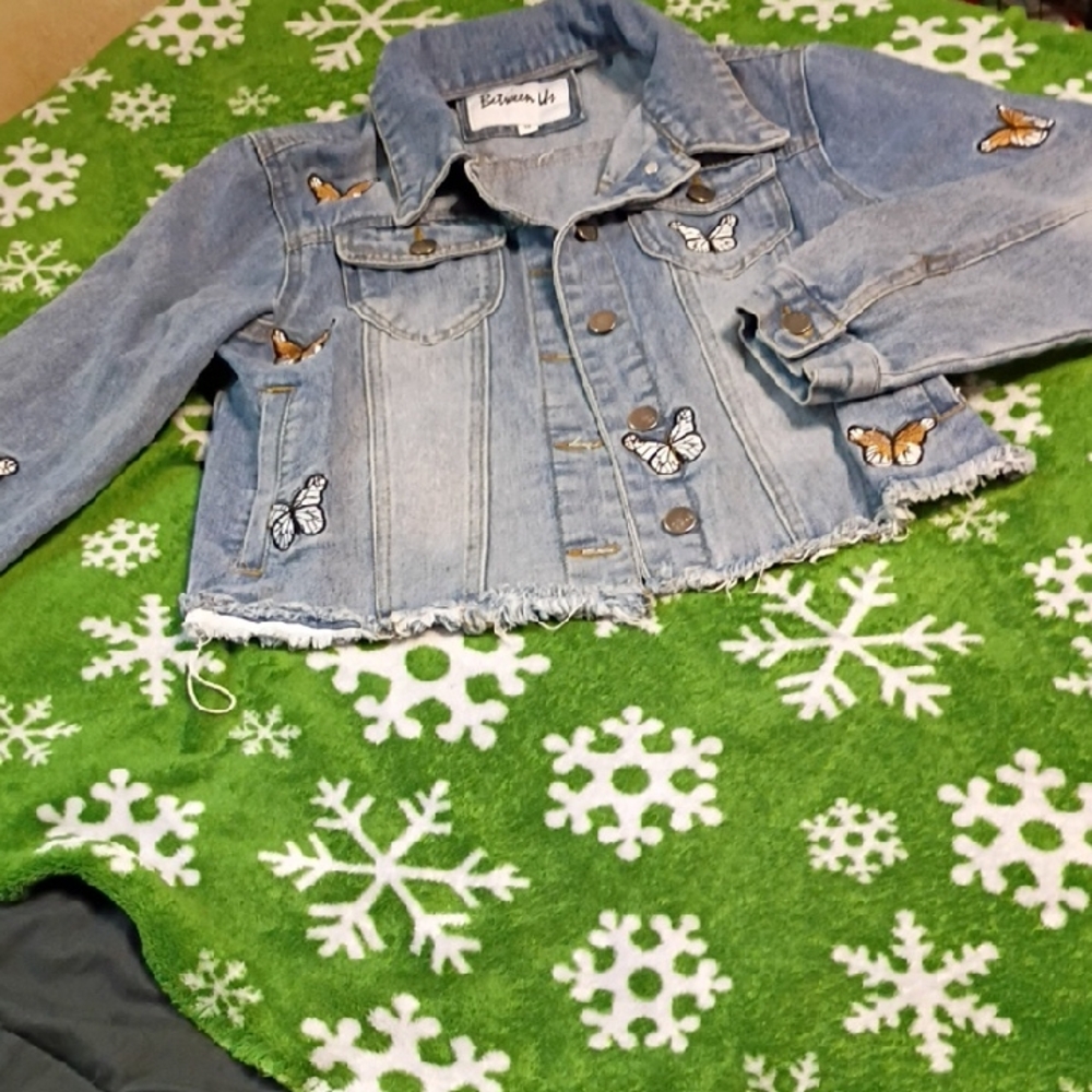 Butterfly Embellished Cropped Light Blue Denim Jacket